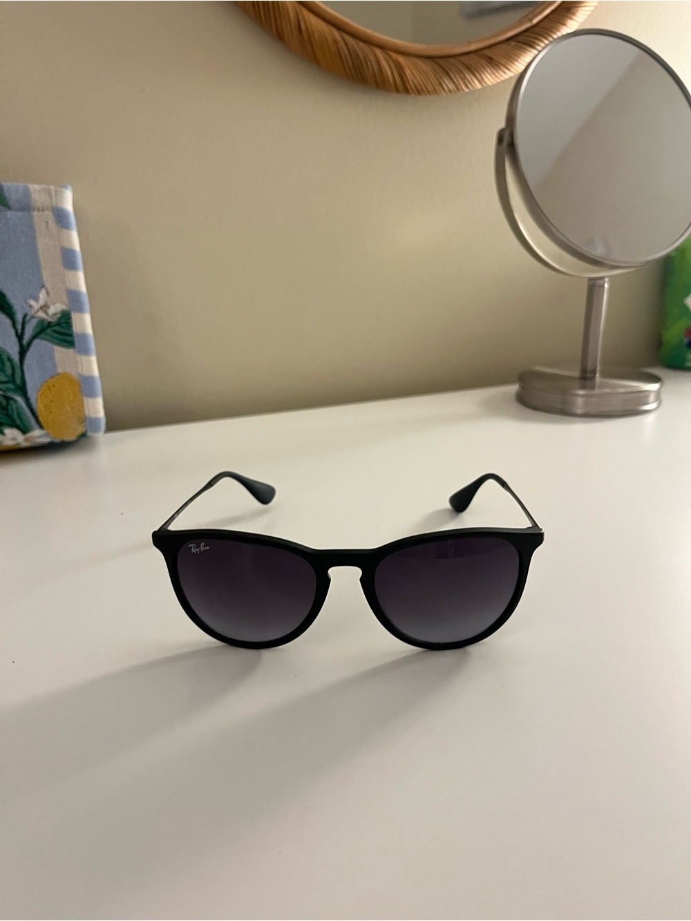 Ray-Ban “Erika Classic” in Black - Picture 3 of 4